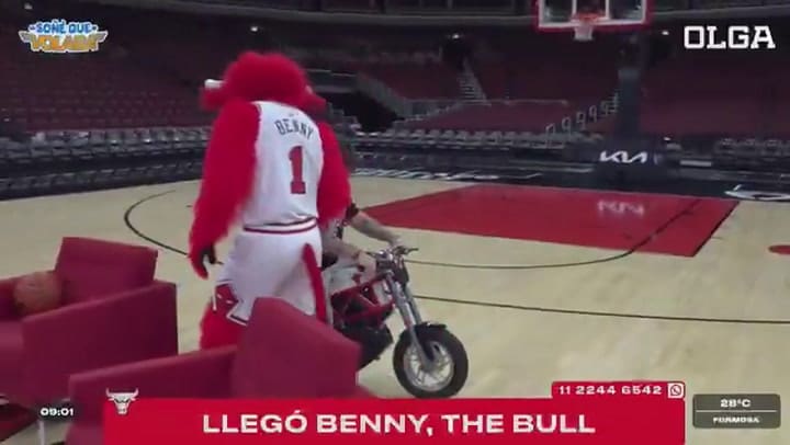 Benny The Bull, la mascota de los Chicago Bulls, estuvo presente en la transmisión de Olga