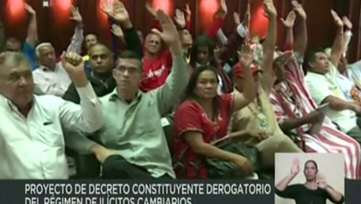 Venezuela flexibiliza su rígido control de cambios - Fuente: AFP