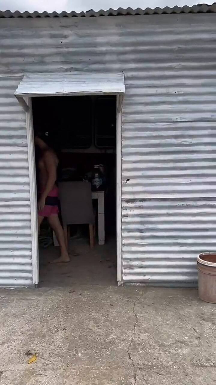 Alquilaron un Airbnb en el medio del campo y jamás se imaginaron lo que había adentro: 'Catástrofe'