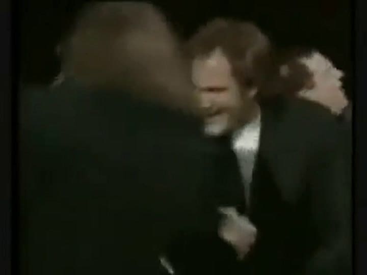 Tarantino saluda al público enojado por su victoria en Cannes