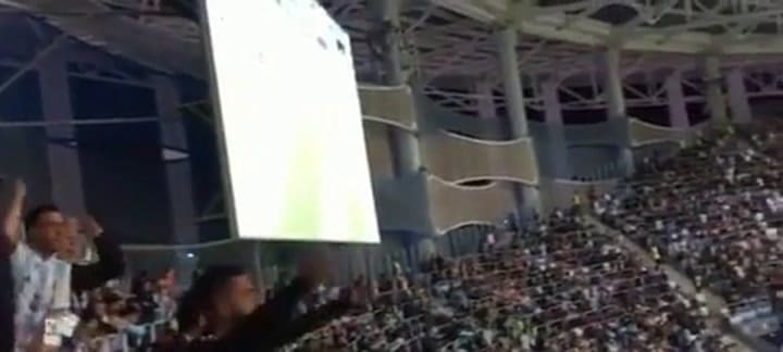 Los hinchas argentinos insultan a Sampaoli desde la tribuna - Fuente: TyC