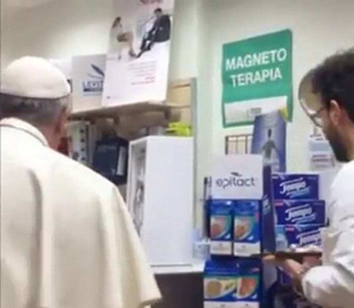 Escapada del Papa del Vaticano para comprarse zapatos ortopédicos