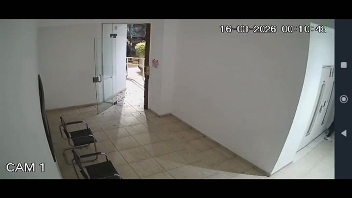 Hartos de sufrir robos, vecinos de un edificio de La Plata hacen guardia por la noche para evitarlos