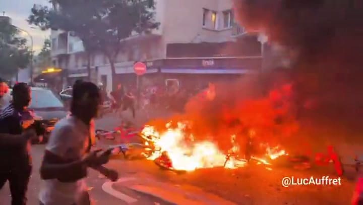 Una pila de bicicletas se incendia en las calles de la ciudad