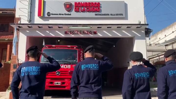 Emotivo homenaje a los bomberos fallecidos en Villa Crespo. Fuente: Policía de la Ciudad.