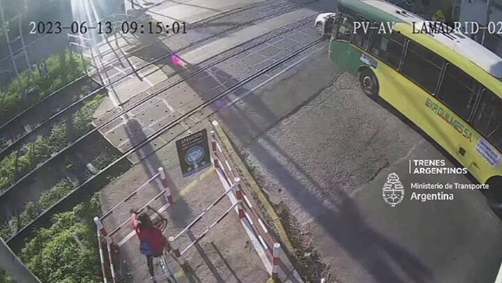 Así fue el choque del tren en Quilmes con una auto atascado en las vías