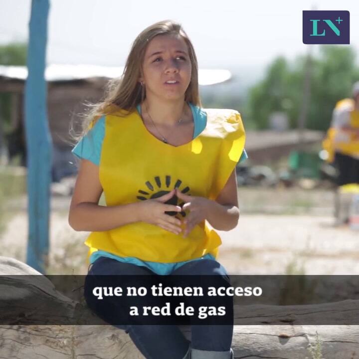 Fabrican duchas solares con material reciclado para familias sin agua caliente