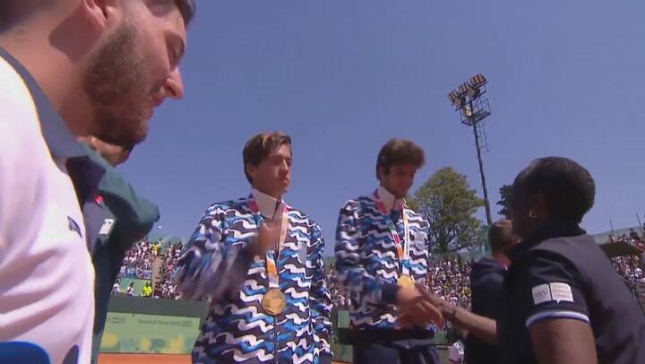 Así recibieron Báez y Díaz Acosta sus medallas doradas tras vencer en dobles - Fuente: YouTube