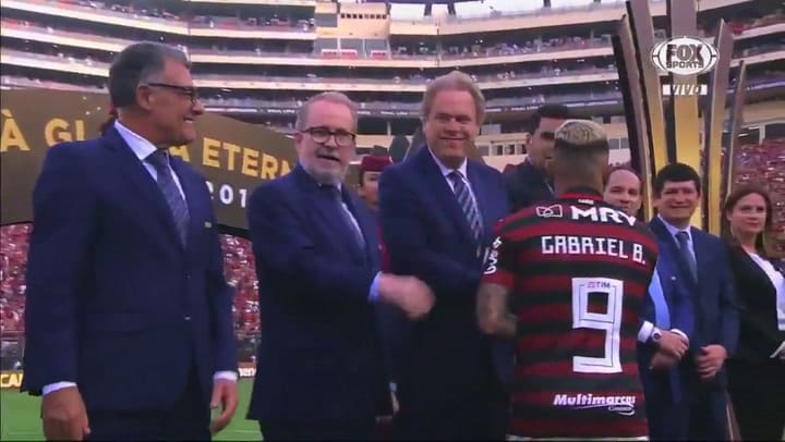 Flamengo recibe las medallas de campeón de la Copa Libertadores. Fuente: Fox Sports