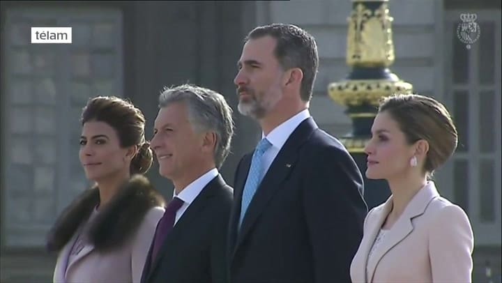 Los Reyes de España dan la bienvenida a Macri y su esposa con honores militares