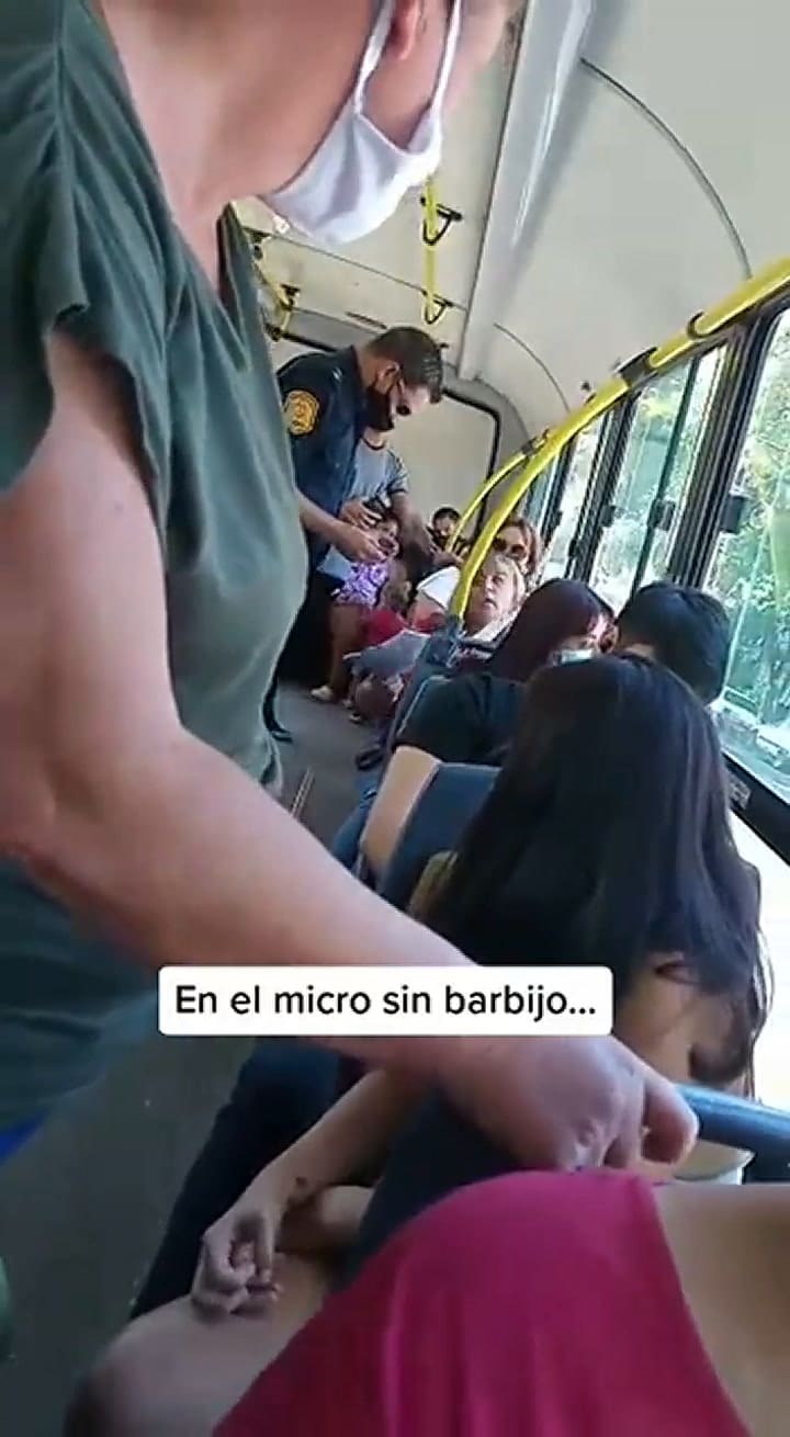 Escándalo en un colectivo: iba sin barbijo y fue increpada por los pasajeros