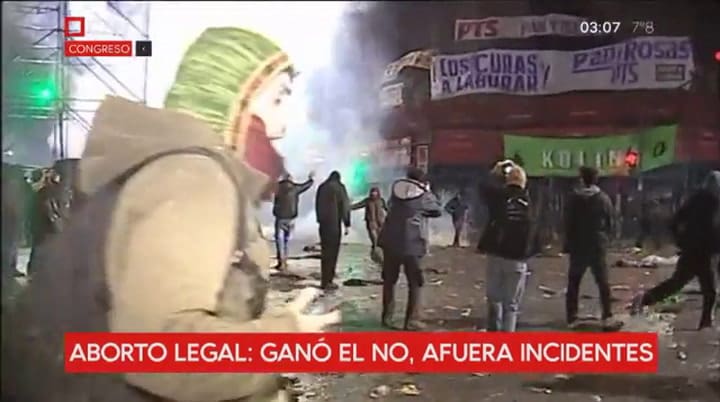 Incidentes entre la policía y unos pocos manifestantes - Fuente: C5N