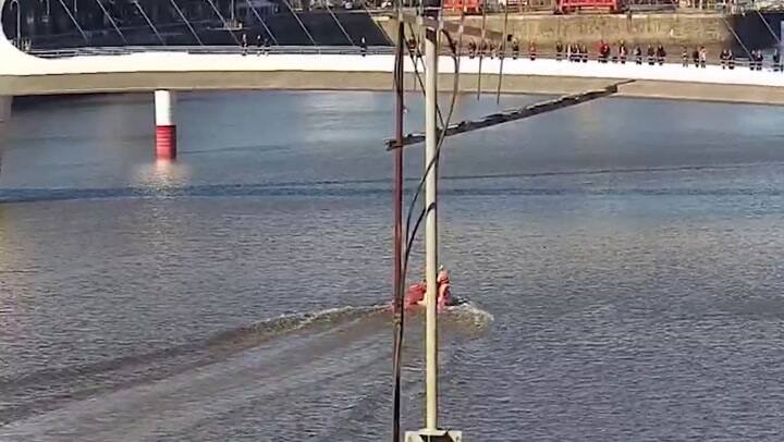 Prefectura Naval rescató a una joven que cayó desde el Puente de la Mujer