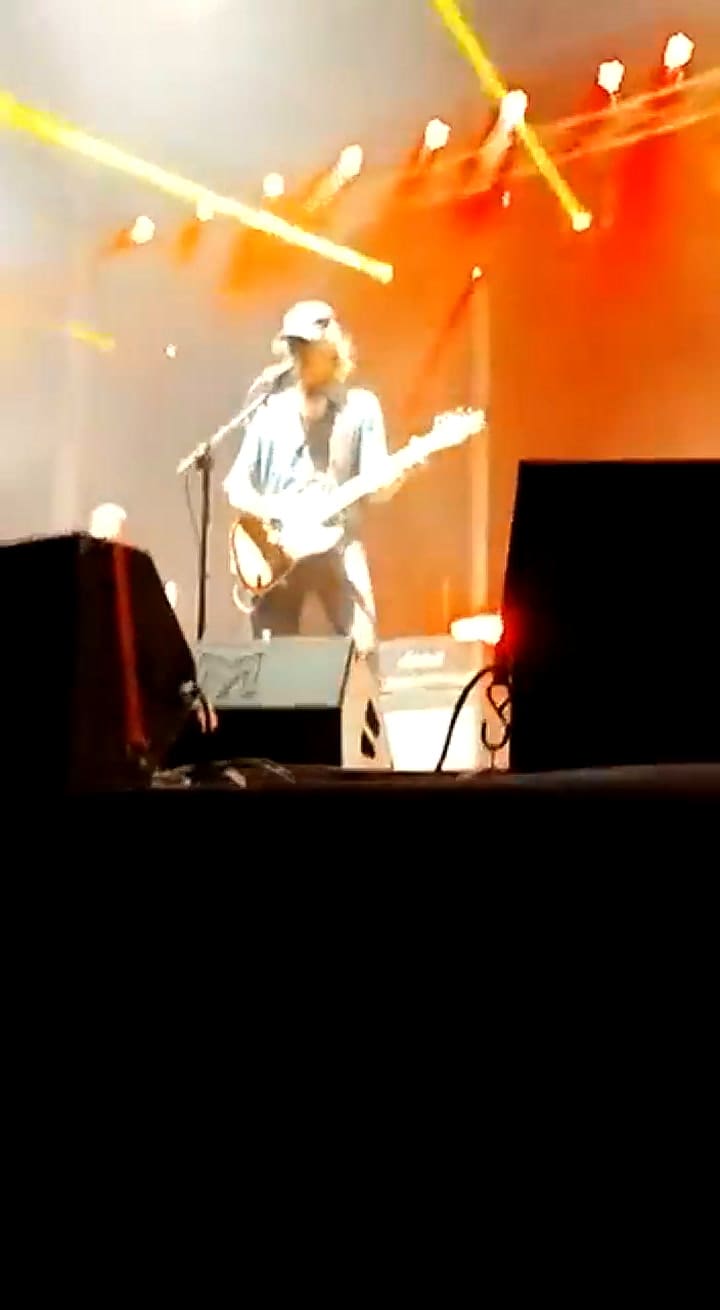 El saludo de Skay al Indio Solari en medio de un recital en Quilmes