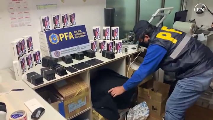 Desbaratan una banda dedicada al contrabando de teléfonos celulares