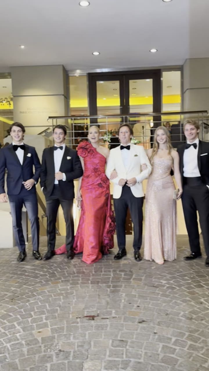 Valeria posa con su familia