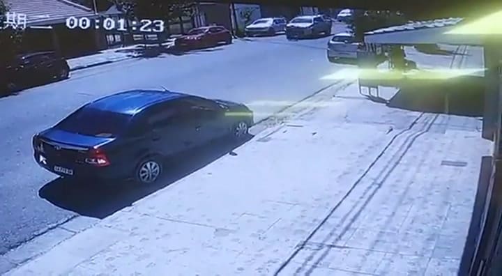 Atropelló a una mujer con su camioneta y escapó