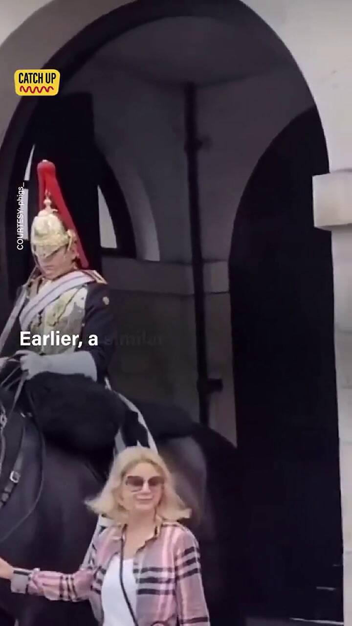 La terrible reacción de un guardia real con una niña que se puso en su camino