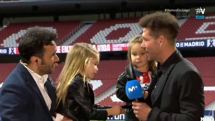 Las hijas de Simeone interrumpieron una entrevista al padre y se llevaron todos los aplausos