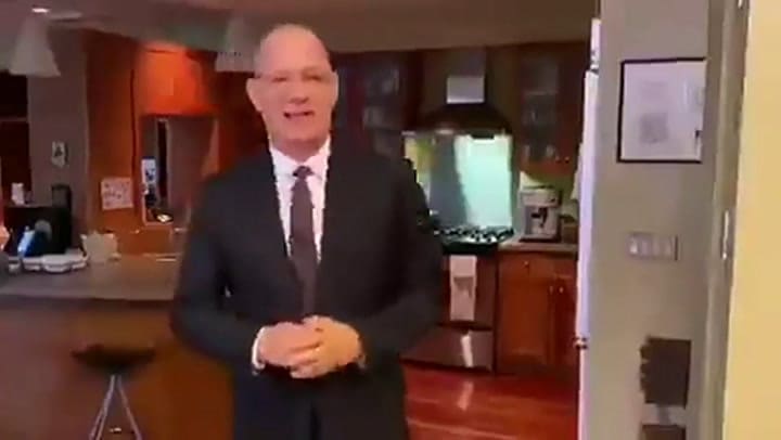 La reaparición de Tom Hanks en Saturday Night Live tras recuperarse de coronavirus -Fuente: Twitter