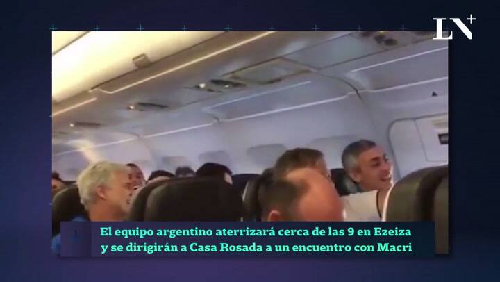 El festejo en el avión que trajo a los campenes de la Copa Davis