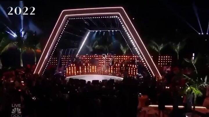 Miley Cyrus tuvo un inconveniente con su vestuario en pleno show de año nuevo