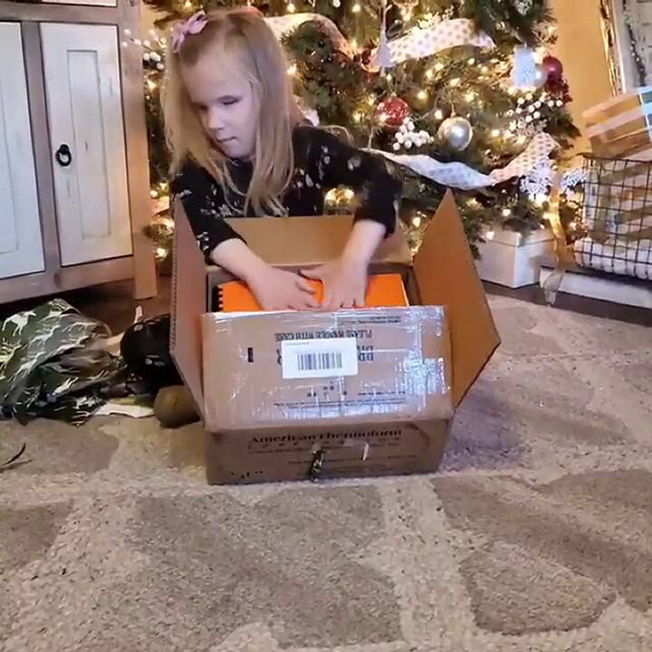 La emoción de una niña ciega al recibir la saga de Harry Potter en Braile