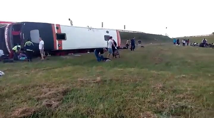 Vuelco en Ruta 2, mano a Capital Federal - Fuente: Twitter @GermanMonaco