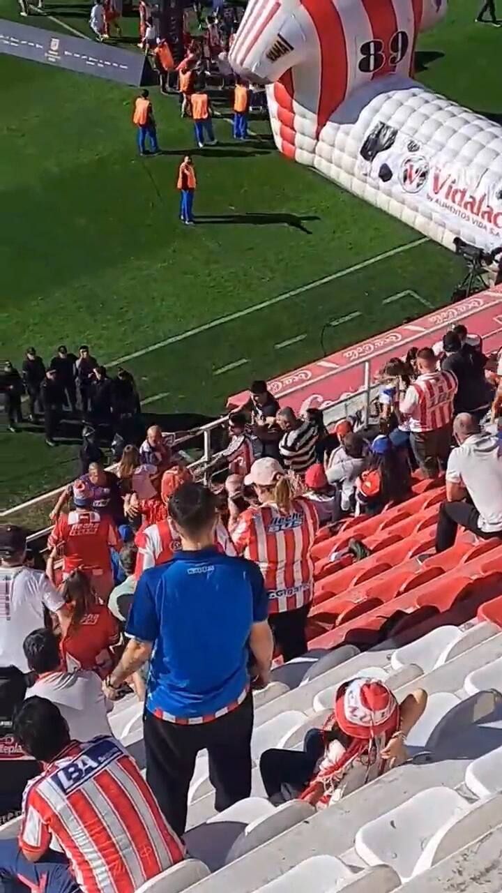 Hinchas de Unión agredieron a periodistas y se enfrentaron con la Policía