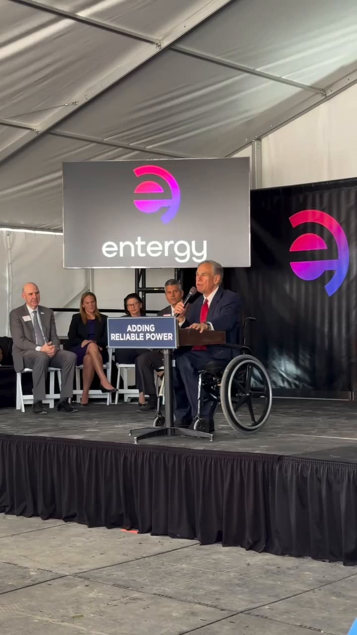 El gobernador Abbott celebró el inicio de la construcción de dos centrales de energía