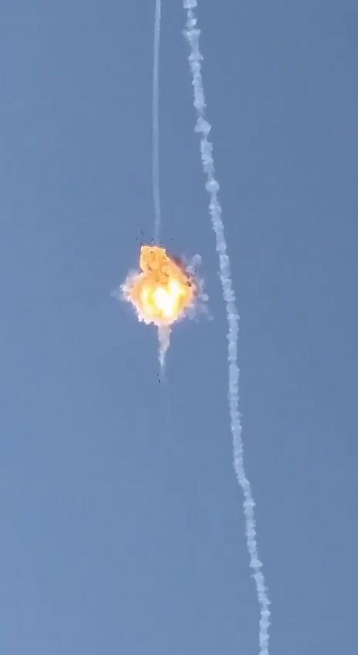 Un dron iraní es interceptado en el cielo de la Galilea en el norte de Israel. Crédito: @IsraelinSpanish