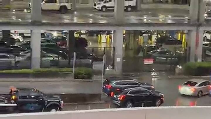 Los viajeros compartieron videos del tráfico que había en el lugar