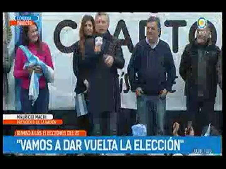 Esta es una abuela rebelde' dijo Macri tras sacarle el celular a una señora - Fuente: TV Pública