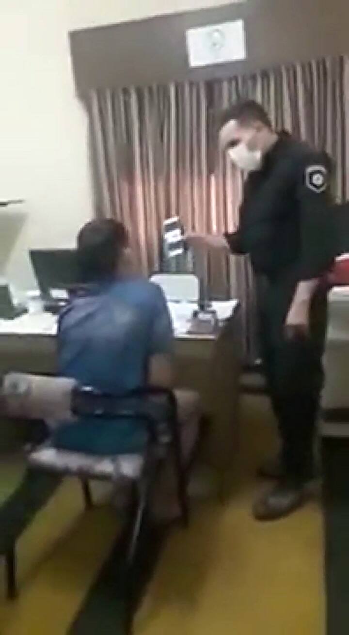 Reto de un policía a dos jóvenes que violaron la cuarentena