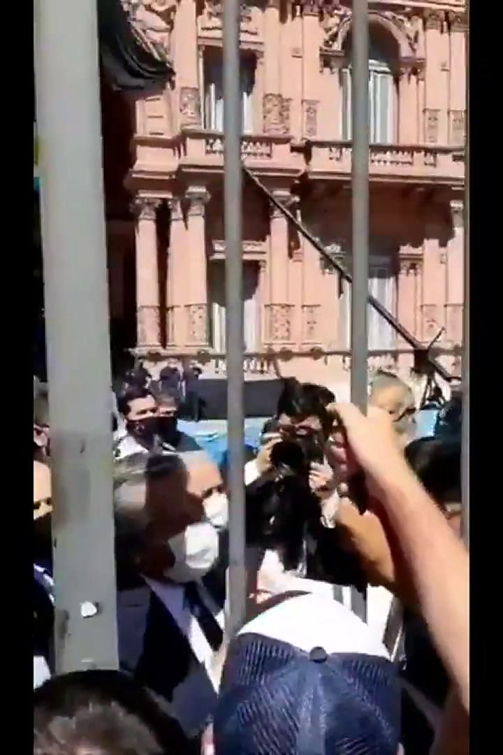 El momento de la fallida negociación de Alberto Fernández con los hinchas en el velorio de Maradona