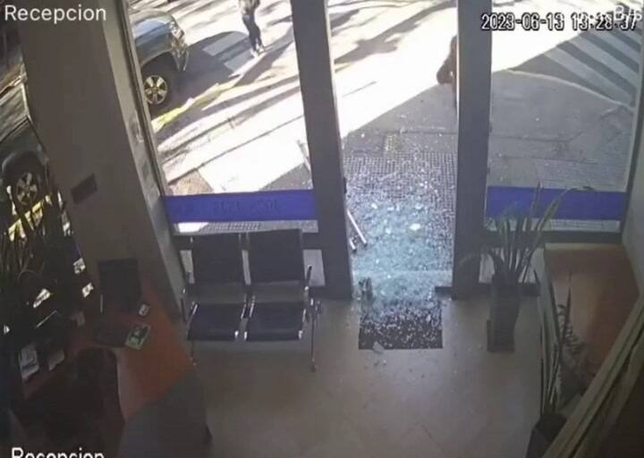 Fue a la inmobiliaria del presidente de Vélez, se enojó e hizo estallar la puerta de un portazo