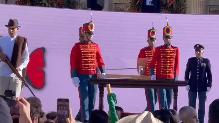 El rey Felipe VI fue criticado por su actitud durante la toma de posesión de Gustavo Petro