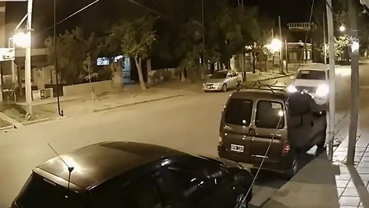 En estado de ebriedad y conduciendo a gran velocidad chocó a tres autos estacionados