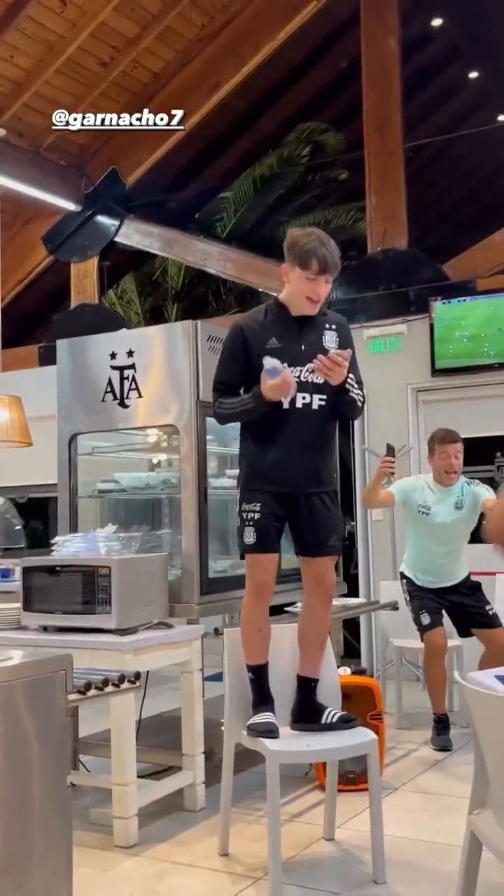 Los jugadores de la Selección le dieron la bienvenida a sus compañeros juveniles