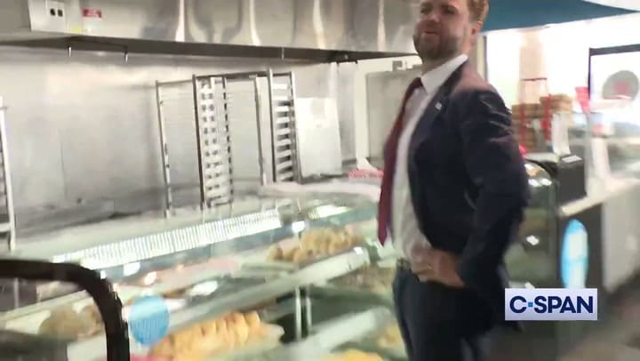 La incómoda interacción de Vance con dos empleados de una tienda de donas en Georgia