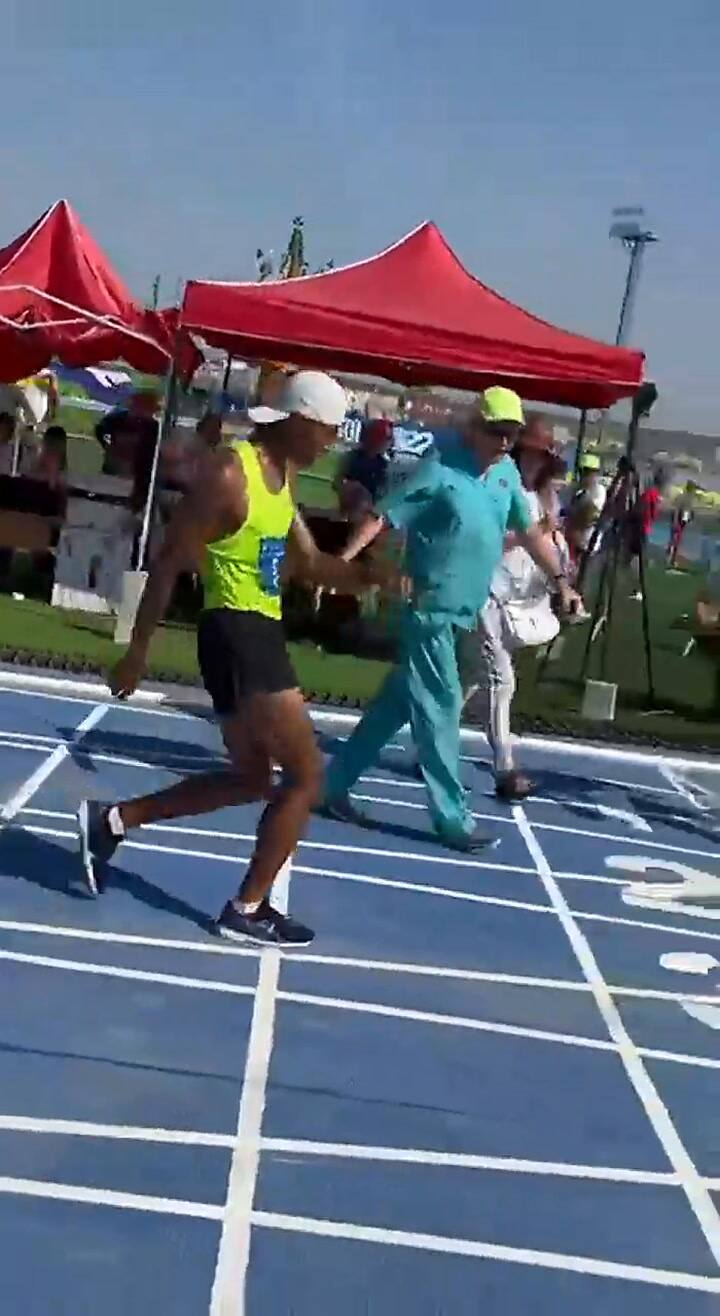 Se mareó en la recta final de una carrera y su madre ingresó a la pista: el gesto que emocionó a tod