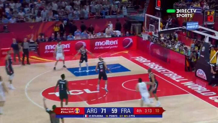 Otro triple de Scola