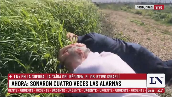 El momento en que Alfredo Leuco se cubre de los ataques en Israel