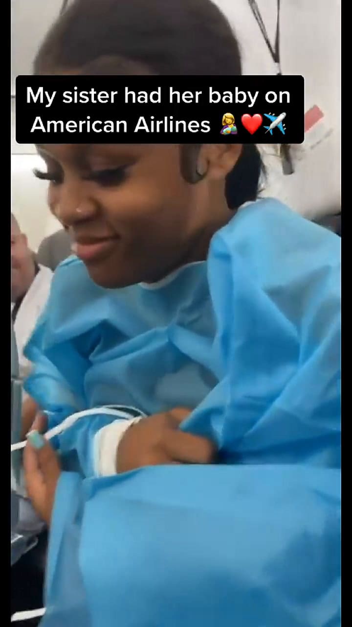Una mujer parió durante un vuelo y eligió un particular nombre para su bebé