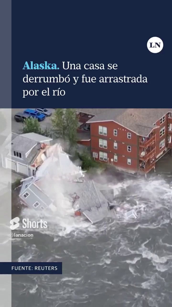 El momento en el que una casa se derrumba y es arrastrada por un río en Alaska