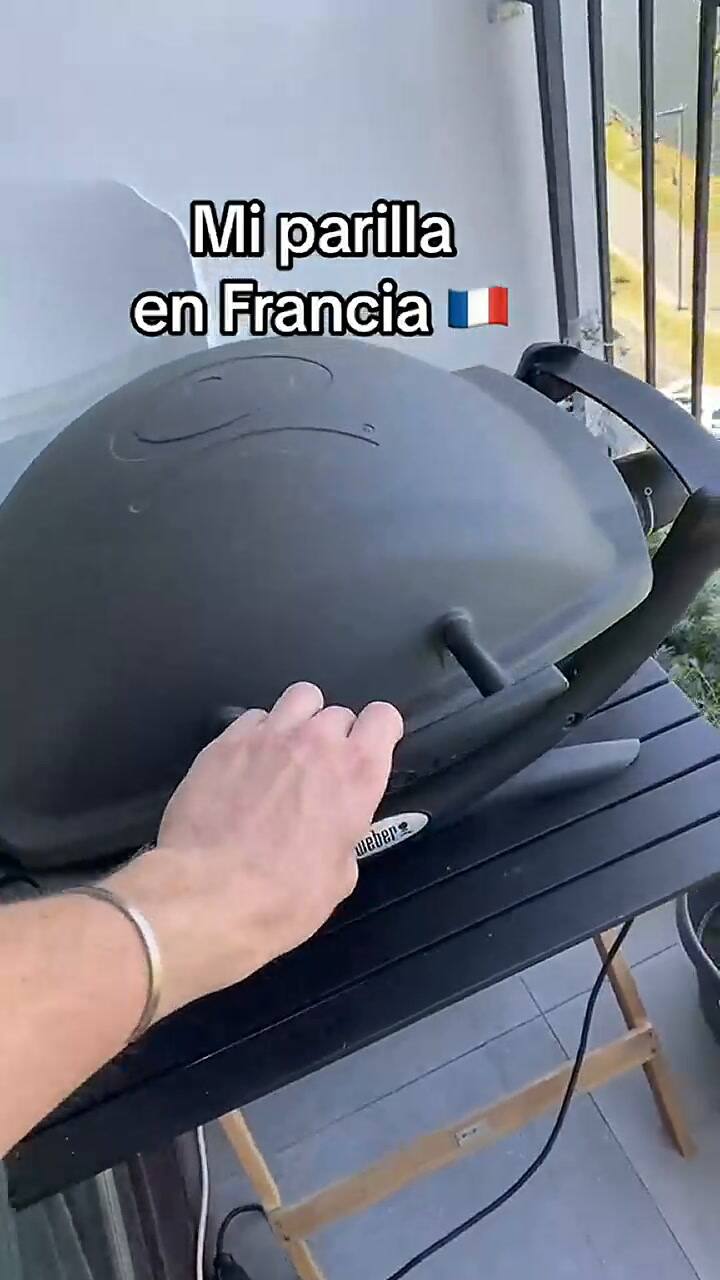 Es francés y mostró la parrilla que tiene en París: 'En Argentina con esto te sacan la nacionalidad'