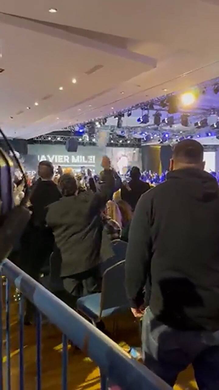 La casta tiene miedo', cantan los libertarios en el acto organizado para Milei por Luis Barrionuevo