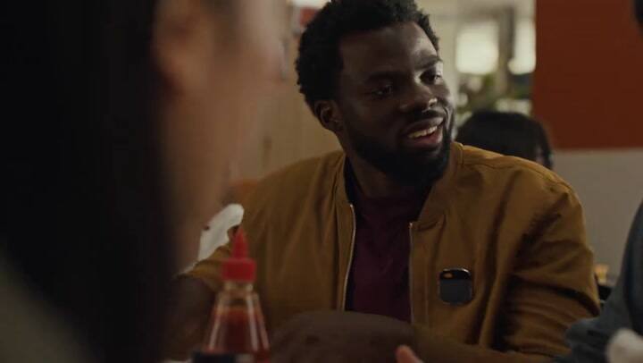 Un video promocional del prendedor inteligente AI Pin