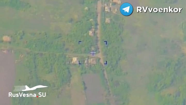 El momento en que un tanque ruso ataca un refugio de militares ucranianos