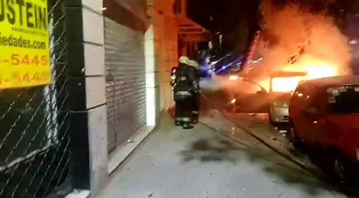 Hallan un cuerpo calcinado dentro de un auto incendiado en Balvanera